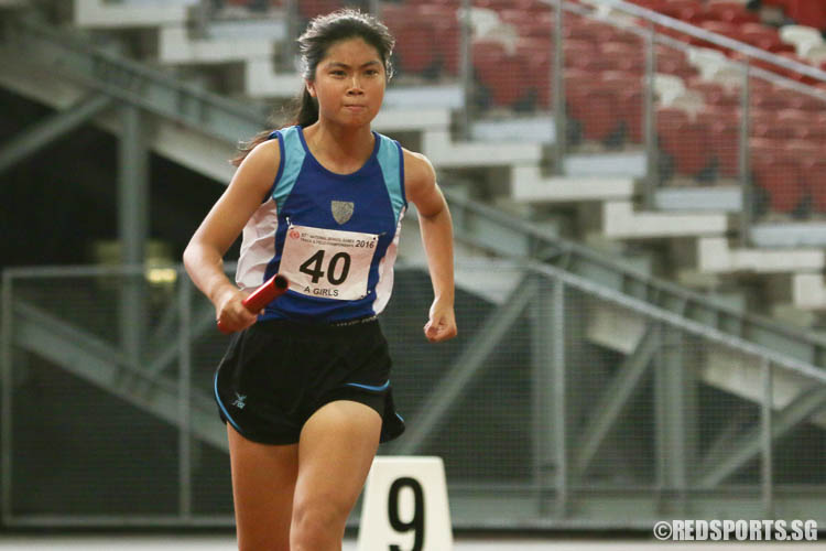 Loh Yun Jin (#40) of CJC starting off the first leg of the 4x400m relay. (Photo © Chua Kai Yun/Red Sports)