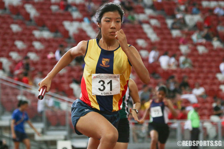 Joanna Low (#31) of ACS(I) runs the first leg of the 4x400m relay. (Photo © Chua Kai Yun/Red Sports)