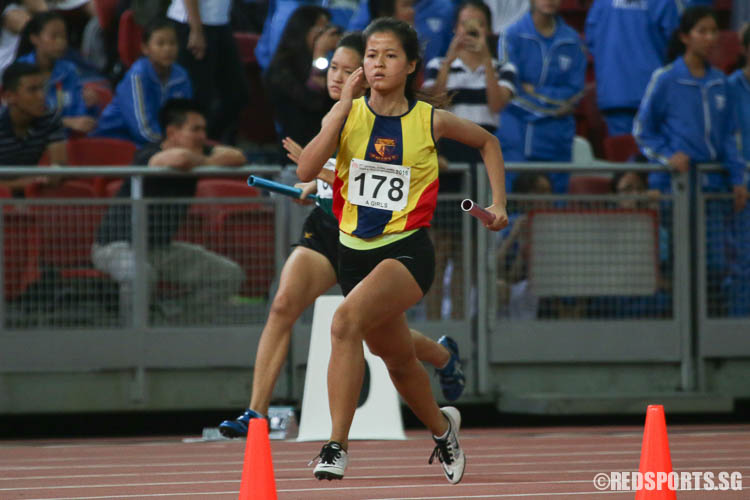 Maxine Mak (#178) of ACJC starting the second leg of the 4x400m relay. (Photo © Chua Kai Yun/Red Sports)