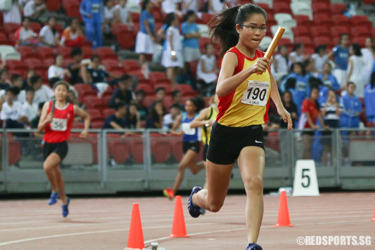 Britney Chia (#190) of HCI runs the second leg of the 4x400m relay. (Photo © Chua Kai Yun/Red Sports)