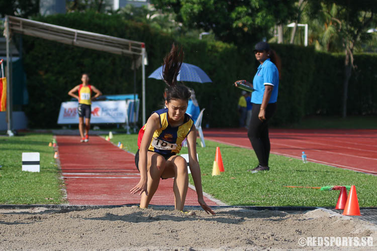 Rachel Phua (#181, ACJC) jumped 9.86m. (Photo © Chua Kai Yun/Red Sports)