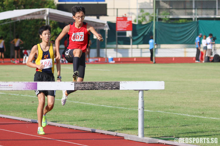 August Lim (#607) of Unity Sec came in eighth during the B-Boys 2000m steeplechase. (Photo © Chua Kai Yun/Red Sports)