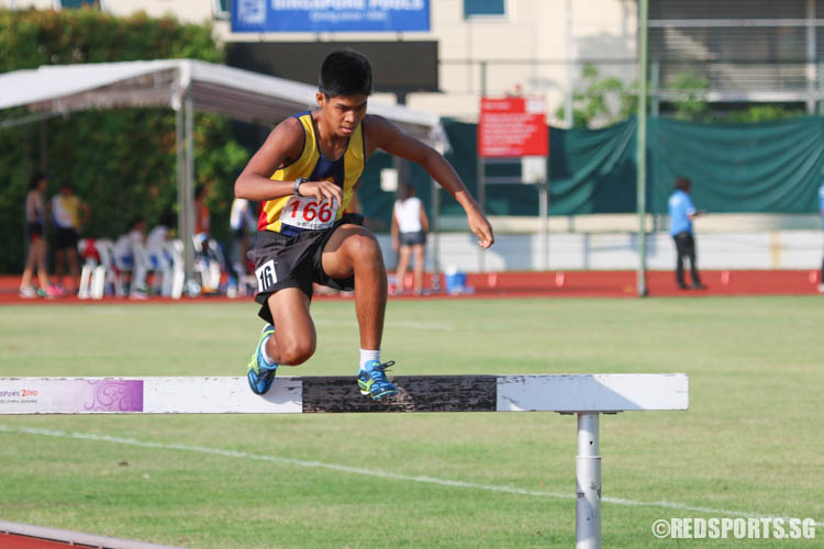 Daniel (#166) of ACS(I) came in 12th during the B-Boys 2000m steeplechase. (Photo © Chua Kai Yun/Red Sports)