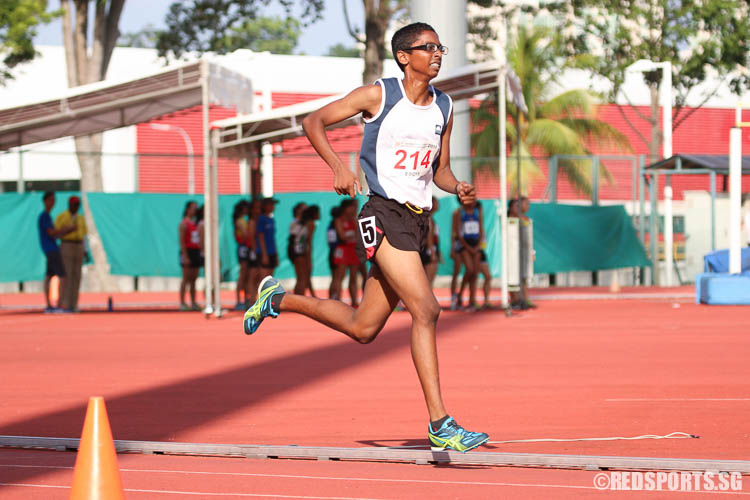 Ruben S/O Loganathan (#214) of Guangyang Sec finished fourth with a timing of 09:56.15. (Photo © Chua Kai Yun/Red Sports)