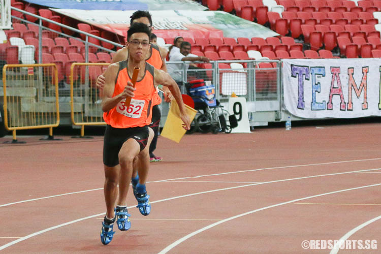 Bryan Seet (#362) starting the third leg of 4x100m relay. (Photo © Chua Kai Yun/Red Sports)