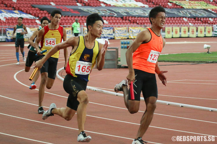 Chong Wei Guan (#123) of Singapore Sports School and Shaun Choo (#165) running the third leg of the 4x100m relay. (Photo © Chua Kai Yun/Red Sports)