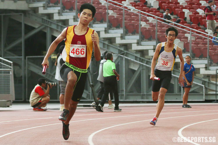 Bryan Foo (#466) of Victoria School starting off the first leg of the B Division Boys 4x400m relay. (Photo © Chua Kai Yun/Red Sports)