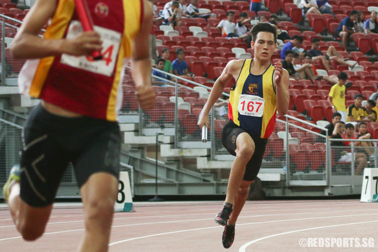 David Tameeris (#167) of ACS(I) runs the second leg of the 4x400m relay. (Photo © Chua Kai Yun/Red Sports)