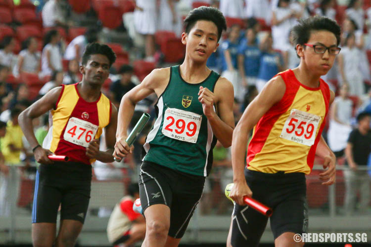 Isaac Toh (#299) in action during the third leg of the 4x400m relay. (Photo © Chua Kai Yun/Red Sports)