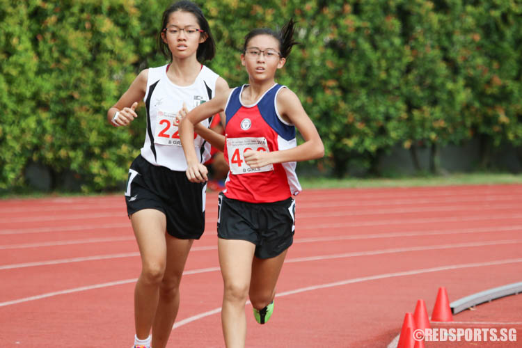 Elaine Quah (#220, left) and Phoebe Tay (#406) in action. Quah finished fourth while Tay came in eighth. (Photo © Chua Kai Yun/Red Sports)