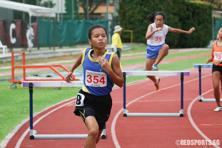 Pia Gabrielle Alba Soliven (#354) came in fourth during the B-Girls 400m Hurdles event. (Photo © Chua Kai Yun/Red Sports)