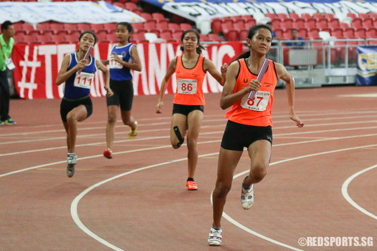 Ismi Zakiah Bte Kashful Anwar (#87) starting the third leg of the 4x100m relay. (Photo © Chua Kai Yun/Red Sports)