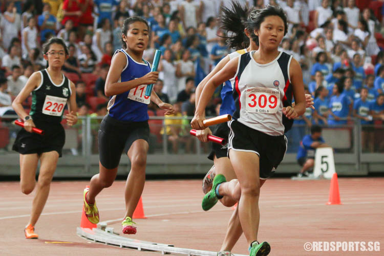 Levyn Wong (#309) of Dunman High starting the third leg of the 4x400m relay. (Photo © Chua Kai Yun/Red Sports)