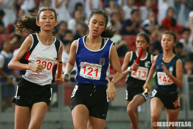 Lim En Ning (#300) of Dunman High and Sharon Chan (#121) of CHIJ Sec (Toa Payoh) running the anchor leg of the 4x400m relay.  (Photo © Chua Kai Yun/Red Sports)