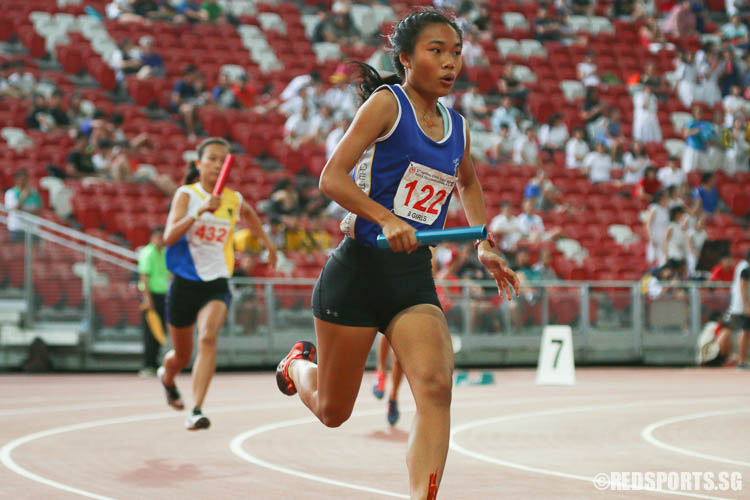Elizabeth Tan (#122) of CHIJ Sec (Toa Payoh) starting the first leg of the 4x400m relay. (Photo © Chua Kai Yun/Red Sports)
