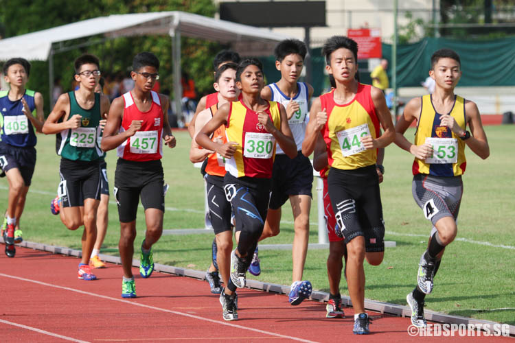Ethan Tan (#446) and Yeo Zhi Yan (#453) leading the pack at the start of the C-Boys 1500m event. (Photo © Chua Kai Yun/Red Sports)