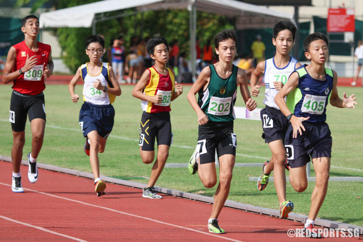 Athletes in action during the first lap of the C-Boys 1500m event at the 57th National Inter-School Track & Field Championships. (Photo © Chua Kai Yun/Red Sports)