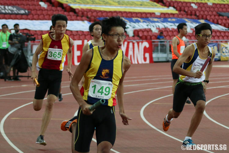 Dan Yuet Loon (#149) of ACS(I) in action during the third leg of the 4x100m relay. (Photo © Chua Kai Yun/Red Sports)