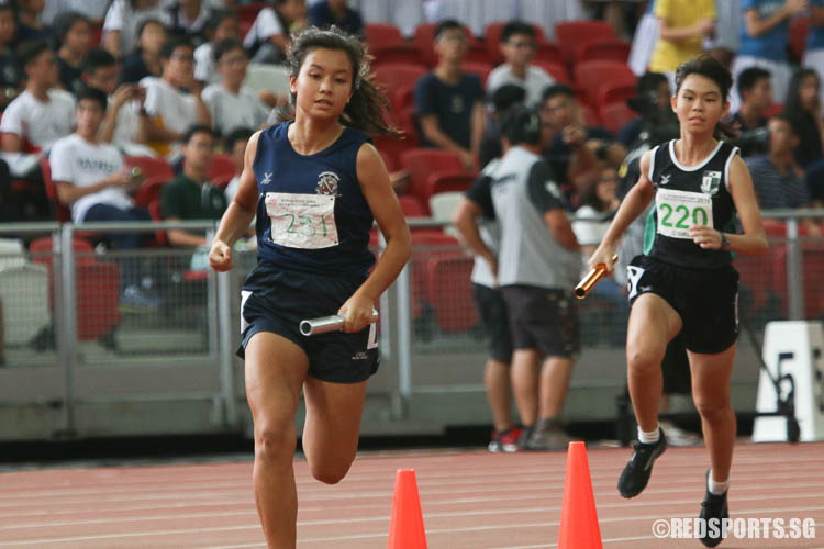 Apeland Keira Mingan (#231) of CHIJ Katong Convent running the anchor leg of the 4x400m relay. (Photo © Chua Kai Yun/Red Sports)