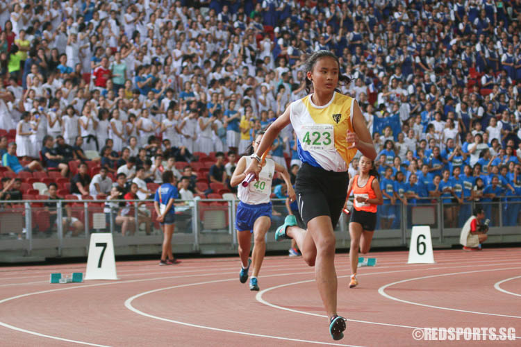 Ngoh Ye Xin (#423) of Nanyang Girls' starting the first leg of the 4x400m relay. (Photo © Chua Kai Yun/Red Sports)