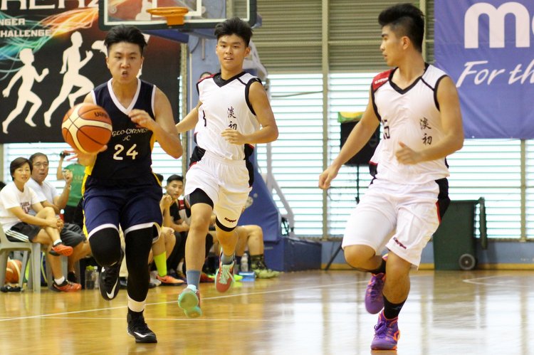 Hsiao Cheng Wu (ACJC #24) dribbles past his defenders. (Photo 2 © REDintern Adeline Lee)