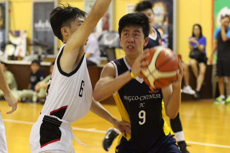 Zhao Zhijie (ACJC #9) goes in strong for the basket against his defender. (Photo 5 © REDintern Adeline Lee)