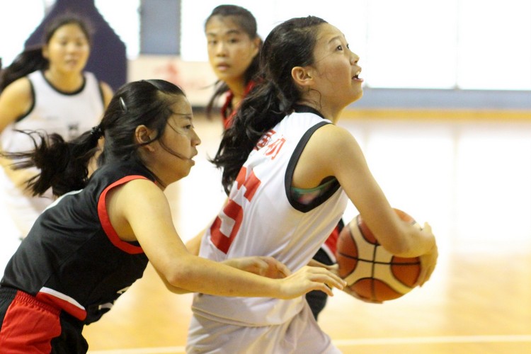 Angela Chen ( NJC #55) drives past her defender for a layup. (Photo 3 © REDintern Adeline Lee)