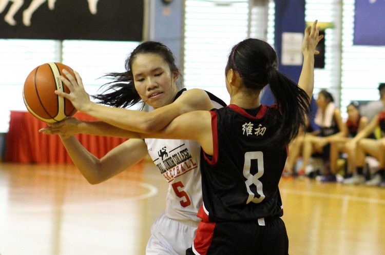 Phang Jiali (#5) finds herself heavily guarded by her defender. (Photo 4 © REDintern Adeline Lee)