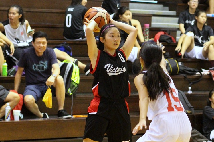 Amelie Lim (#8) looks to pass the ball to her teammate. (Photo 5 © REDintern Adeline Lee)