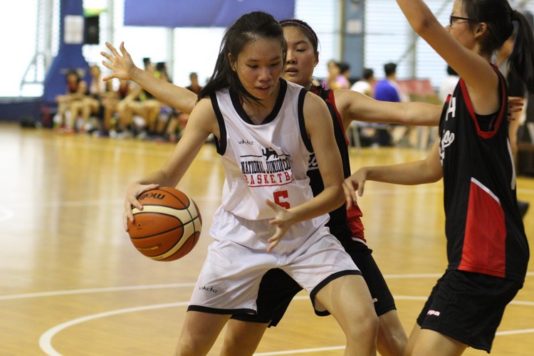 Phang Jiali (#5) attempting to get past her defenders. (Photo 6 © REDintern Adeline Lee)