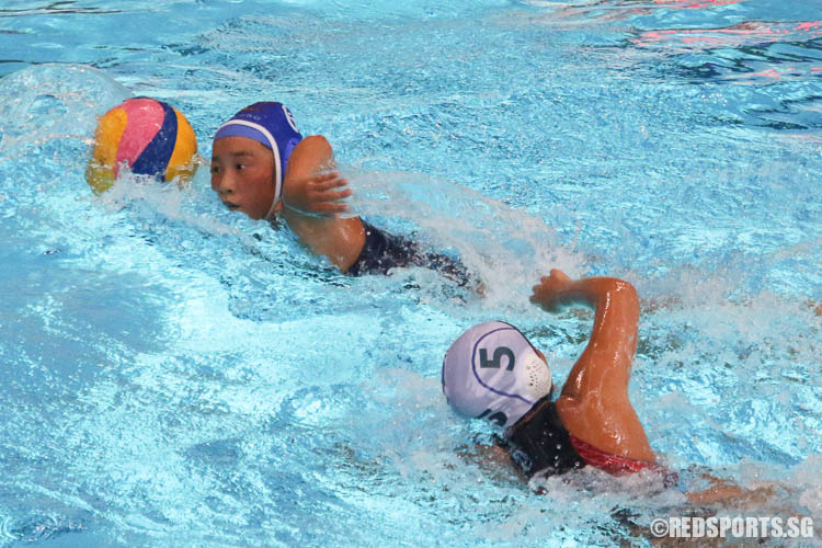 Paige Wei (#6) of Anglo-Chinese School (Independent) swims with the ball. (Photo © Chua Kai Yun/Red Sports)