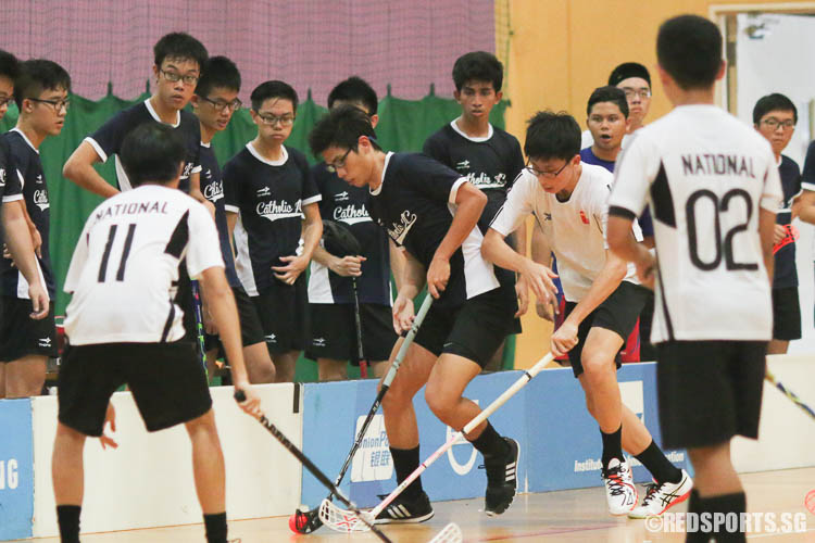 Lee Zhao Ray (CJC #14) finds himself surrounded by NJC players. (Photo © Chua Kai Yun/Red Sports)