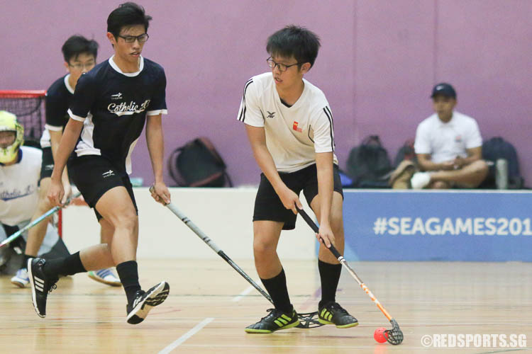 Ng Kit Ee (#10) of NJC looks to pass. (Photo © Chua Kai Yun/Red Sports)