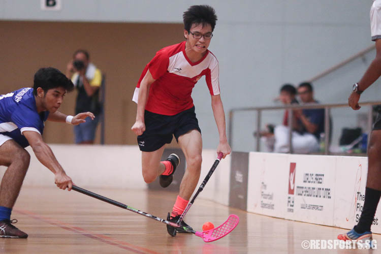 Cedric Chin (ACJC #15) struggles to keep possesssion of the ball. (Photo © Chua Kai Yun/Red Sports)