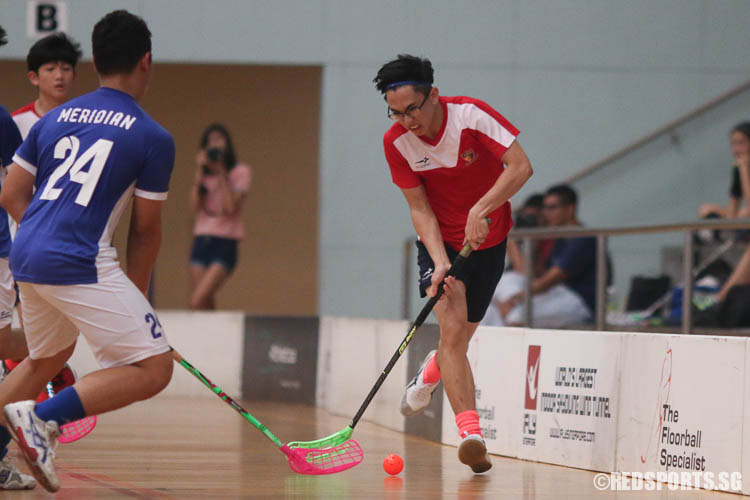 Lai Wei Jian (#4) of ACJC dribbles upcourt. (Photo © Chua Kai Yun/Red Sports)