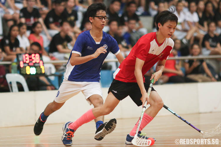 Samuel Ho (ACJC #5) clears the threat. (Photo © Chua Kai Yun/Red Sports)