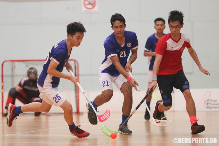 Tan Chi Lin (#27) of ACJC controls the ball against MJC defenders. (Photo © Chua Kai Yun/Red Sports)
