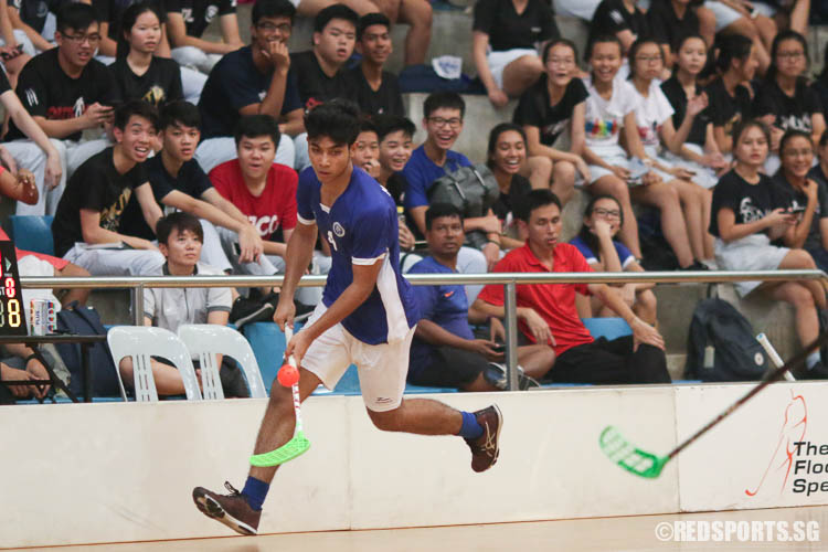 Abdul Mateen Amir Mizra (MJC #4) controls the ball in mid-air while running upcourt, leaving MJC supporters in awe. (Photo © Chua Kai Yun/Red Sports)