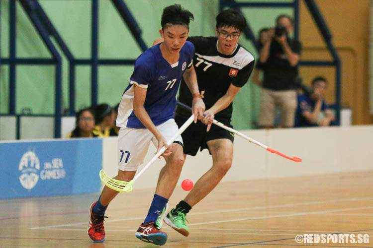 Players Thaddeus Tan (MJC #77) and Benedict Tay (NYJC #77) contest for the ball. (Photo © Chua Kai Yun/Red Sports)