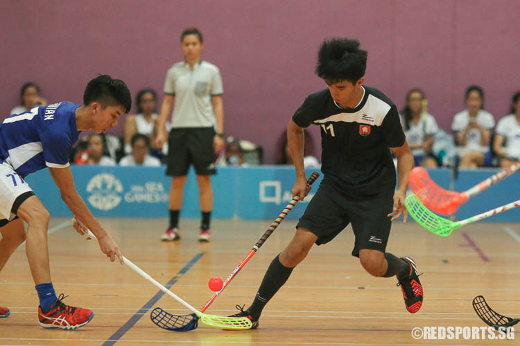 Players Thaddeus Tan (MJC #77) and Poon Keng Yong (NYJC #11) contest for the ball. (Photo © Chua Kai Yun/Red Sports)