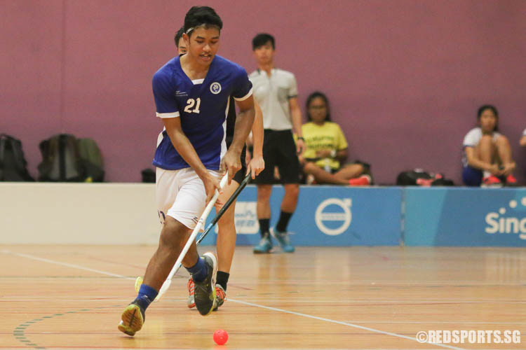 Muhammad Jazli (MJC #21) looks for an opening to score.(Photo © Chua Kai Yun/Red Sports)