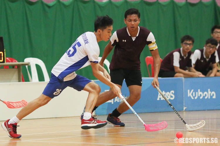 Jayvis Lim (MJC #25) dribbles upcourt against VJC. (Photo © Chua Kai Yun/Red Sports)