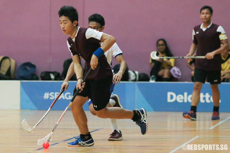 Koh Wenjun (VJC #14) controls the ball against MJC. (Photo © Chua Kai Yun/Red Sports)