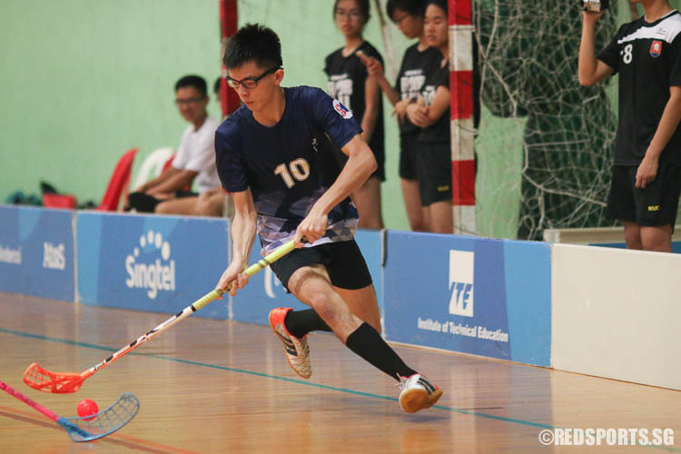 Tan Zhi Zhong (#10) of RVHS controls the ball against NYJC. (Photo © Chua Kai Yun/Red Sports)
