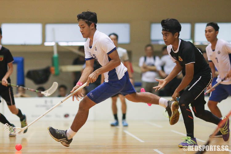 Muhammad Jazli (MJC #21) weaves past RI's defence. (Photo © Chua Kai Yun/Red Sports)