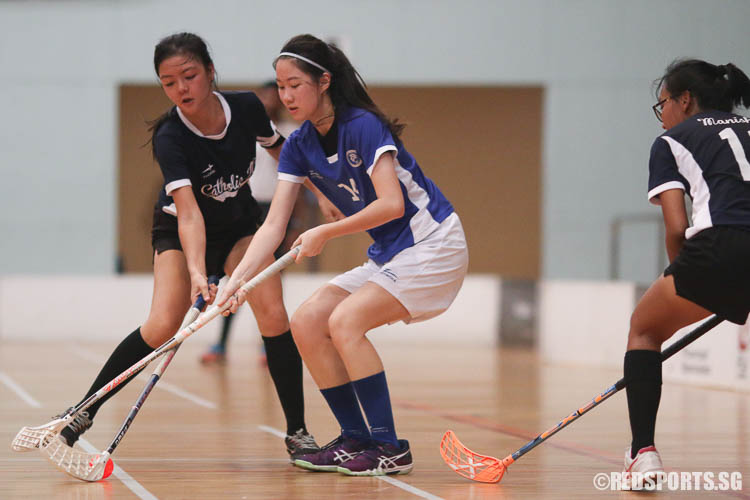 Rachel Tan (CJC #22) and Janessa Kong (MJC #14) contest for the ball. (Photo 4 © Chua Kai Yun/Red Sports)
