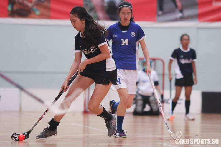 Clara Mui (#9) of CJC driving the ball nearer to goal. (Photo 7 © Chua Kai Yun/Red Sports)