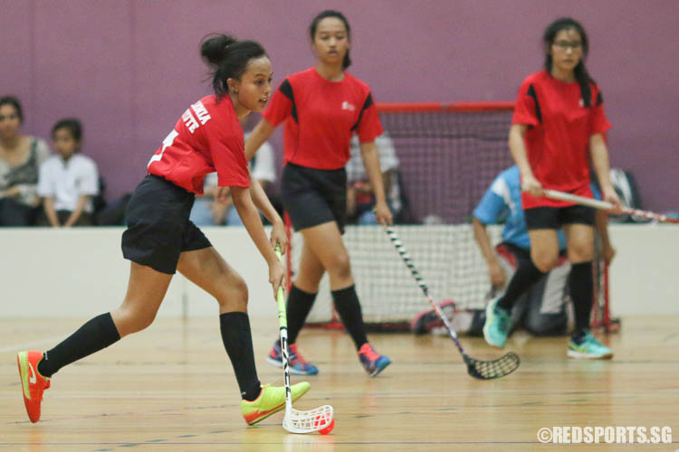Aisyah (MI #17) dribbles the ball against MJC. (Photo © Chua Kai Yun/Red Sports)