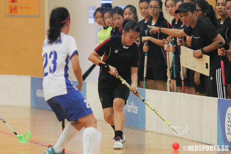 Belle Tan (TPJC #31) dribbles the ball against MJC. (Photo © Chua Kai Yun/Red Sports)