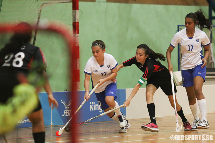 Thomson Olivia May  (MJC #77) drives the ball nearer to goal. (Photo © Chua Kai Yun/Red Sports)